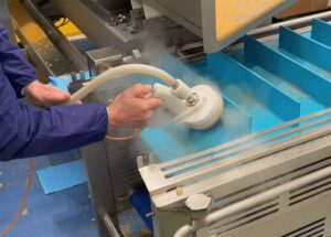 Handheld industrial steam cleaner for conveyor belts